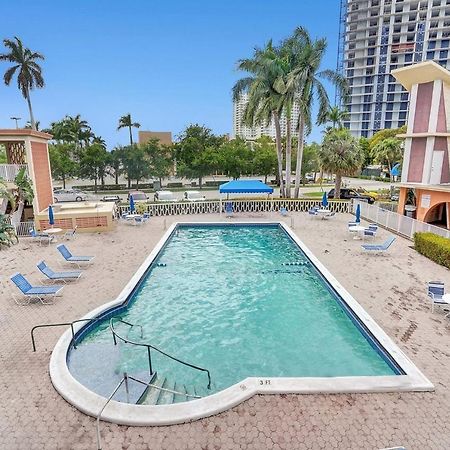 Hallandale Gulfstream Pool Walk To The Beach Lejlighed Hallandale Beach Eksteriør billede
