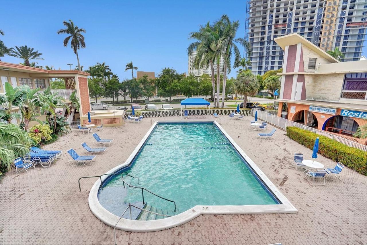 Hallandale Gulfstream Pool Walk To The Beach Lejlighed Hallandale Beach Eksteriør billede
