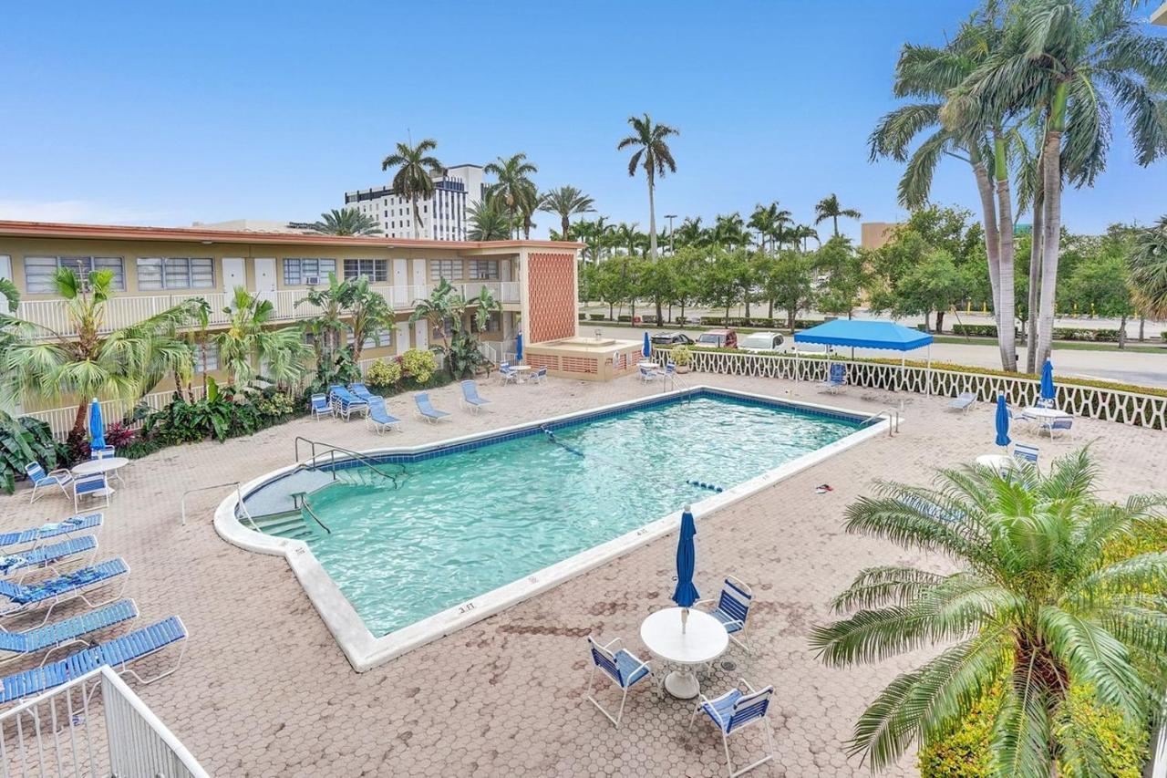 Hallandale Gulfstream Pool Walk To The Beach Lejlighed Hallandale Beach Eksteriør billede
